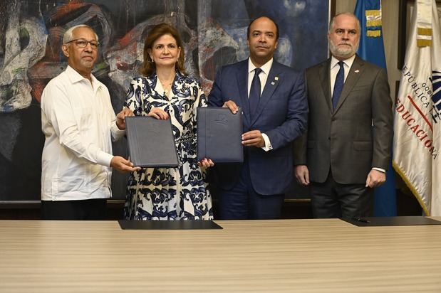 La vicepresidenta de la república, Raquel Peña, encabeza la firma de convenio suscrito entre Samuel Pereyra, presidente ejecutivo de Banreservas; y Ángel Hernández, ministro de Educación, con la presencia de Alejandro Fernandez W., superintendente de Bancos.