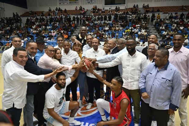 Samuel Pereyra, presidente ejecutivo de Banreservas, realiza el saque de honor
para dar inicio al cuadragésimo Torneo de Baloncesto Superior de La Romana en
presencia de autoridades civiles y militares.