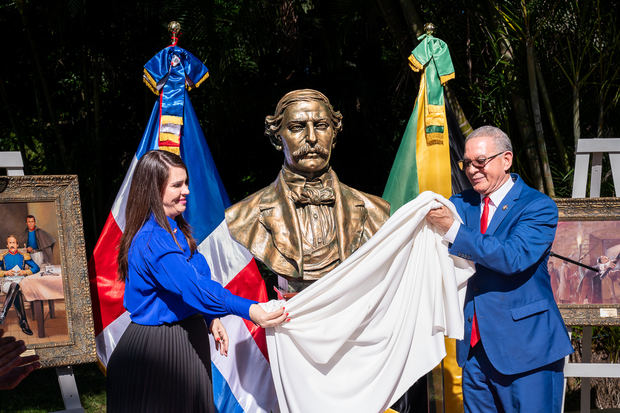 La embajadora Angie Martínez y el presidente del Instituto Duartiano, Wilson Gómez Ramírez, desvelan el primer busto del patricio en Jamaica.