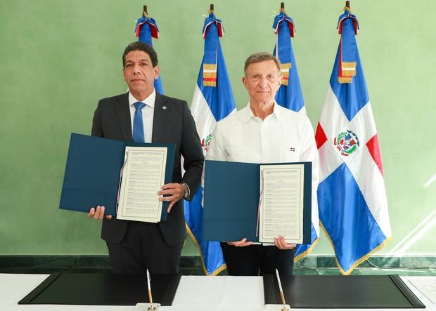 El presidente Adoexpo, Karel Castillo y canciller Roberto Álvarez, luego firmar acuerdo.