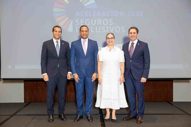 Desde la izquierda, Franklin Glass, presidente ejecutivo de CADOAR; Julio Cesar Valentín, Superintendente de Seguros; Ana María Díaz, representante del PNUD y Wilfredo Baquero, presidente de la junta directiva de CADOAR.