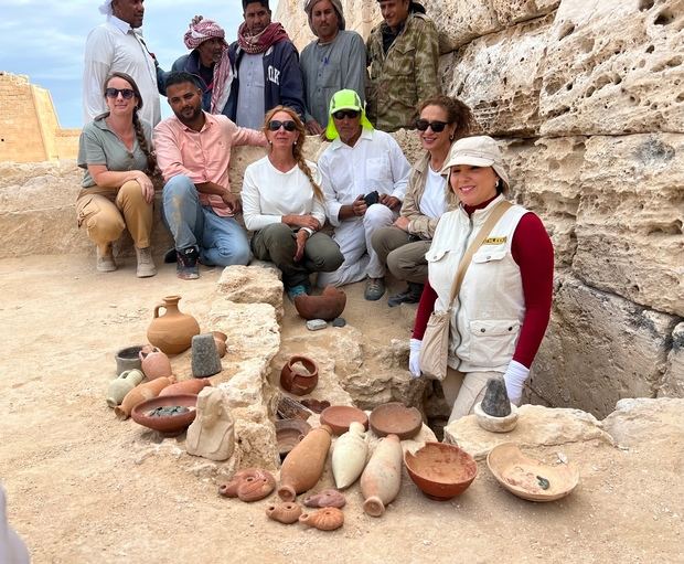 Hallazgo de depósito de consagración o depósito de fundación de las murallas del templo de Taposiris Magna.