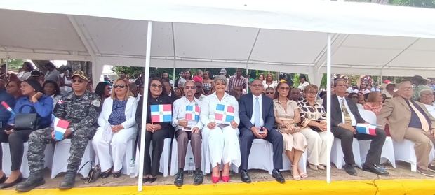 Juan Pablo Uribe, al centro junto a autoridades civiles y militares.