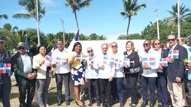 Juan Pablo Uribe junto a las autoridades.