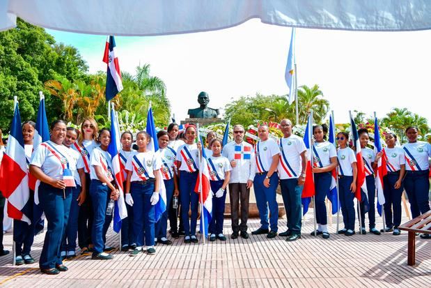 Juan Pablo Uribe, al centro, junto a niños y educadores rinden tributo a los héroes de la Batalla de Santomé.