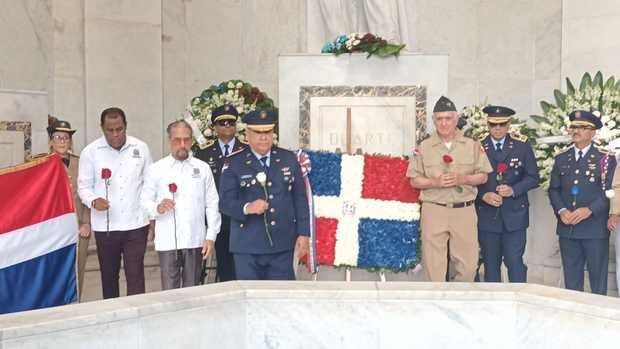 Juan Pablo Uribe y José Ramón Reyes Suárez, en el Altar de la Patria.