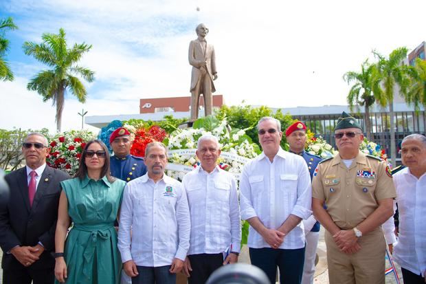 Presidente Luis Abinader y Juan Pablo Uribe, luego de colocar las ofrendas florales, junto a funcionarios y militares.