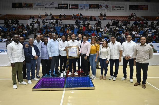 Samuel Pereyra, presidente ejecutivo de Banreservas, recibe una placa de
reconocimiento de parte de la directiva de la Asociación de Baloncesto de La
Romana (Asobaro) durante el acto inaugural del torneo de baloncesto.