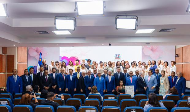 Senado reconoce liderazgo de 32 mujeres dominicanas en el marco del Día Internacional de la Mujer