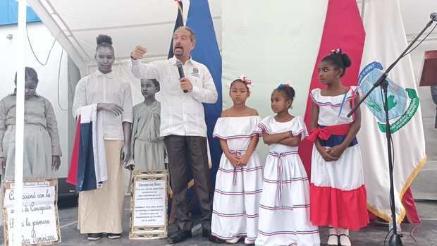 Juan Pablo Uribe en compañía de estudiantes, se dirige a los presentes.