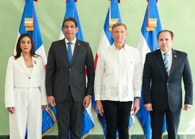 Desde la izquierda, Roselyn Amaro Bergés, vicepresidenta ejecutiva de Adoexpo; Karel Castillo, presidente; Roberto Álvarez, ministro de Relaciones Exteriores, y Hugo Rivera Hernández.