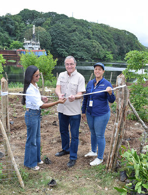 Corte de la cinta inaugural del bosque de la margen del río Ozama mediante el método Miyawaki.