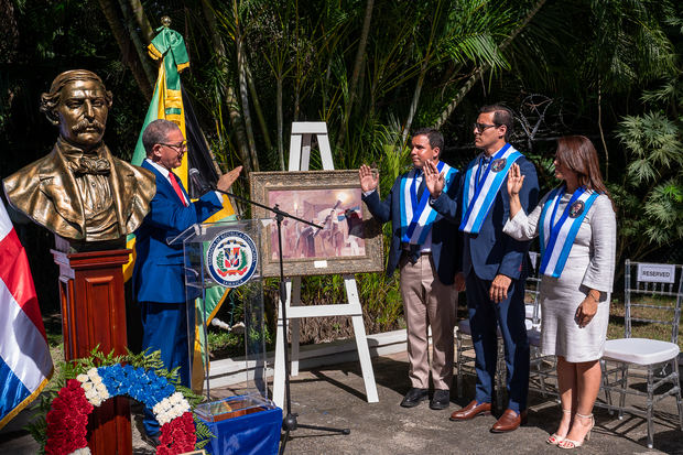 El presidente del Instituto Duartiano, Wilson Gómez Ramírez, juramenta los nuevos miembros de la filial duartiana en Jamaica.