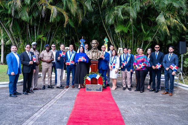 La embajadora Angie Martínez; el presidente del Instituto Duartiano, Wilson Gómez Ramírez y el ministro consejero y jefe adjunto de misión en Jamaica, Miguel Balaguer, junto a los nuevos miembros juramentados.