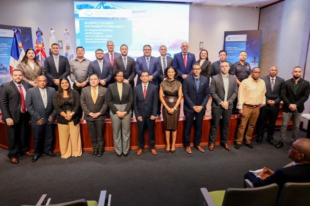 Eduardo Sanz Lovatón junto a funcionarios de la OMA y del Gobierno australiano.