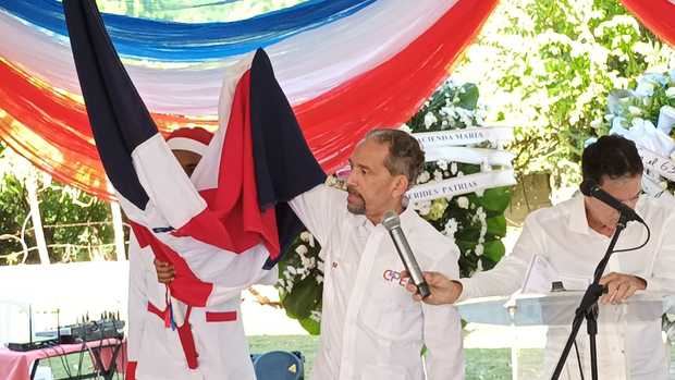 El presidente Efemérides Patrias , Juan Pablo Uribe se dirige  a los presentes.