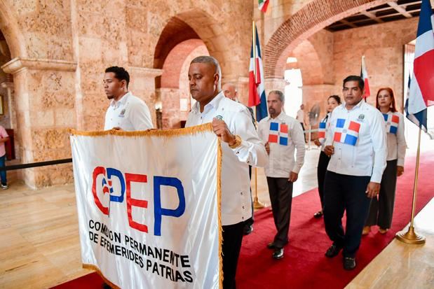 Colaboradores  de Efemérides Patrias mientras realizan la caminata solemne hacia el Panteón. 