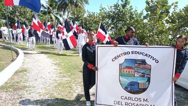 Estudiantes de escuelas desfilan en el acto.