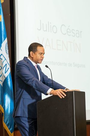 Julio Cesar Valentín, Superintendente de Seguros.