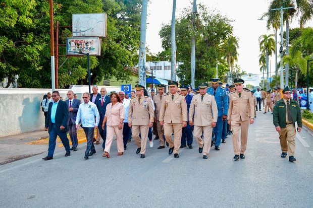 Autoridades civiles y militares desfilaron por la provincia. 