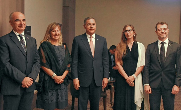 Gianlucas Grippa de la UE, Adriana de Grippa, Donald Guerrero, Ministro de Hacienda, Natalis de Pérez y René Pérez del BEI.