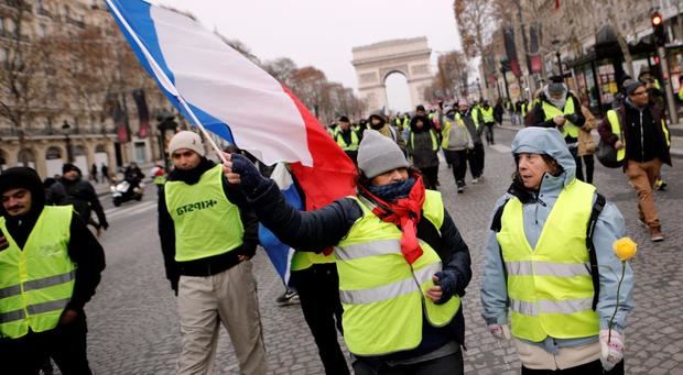 Los 'chalecos amarillos' vuelven a protestar en Francia entre disturbios
