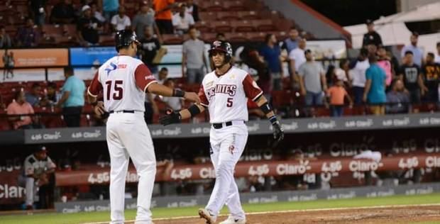Gigantes vencen a Leones, a tres partidos del liderato en béisbol dominicano.