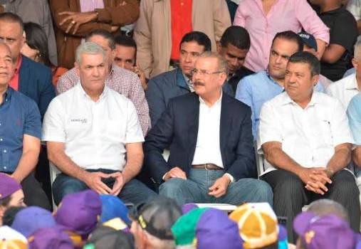 Danilo Medina y Gonzalo Castillo juramentan candidatos municipales de La Vega.