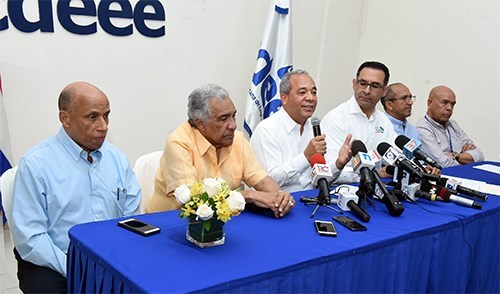 Durrante la rueda de prensa, el vicepresidente ejecutivo de la CDEEE, Rubén Jiménez Bichara, anunció la decisión del Gobierno de entregar una compensación económica a todos los dominicanos que han trabajado en la construcción .