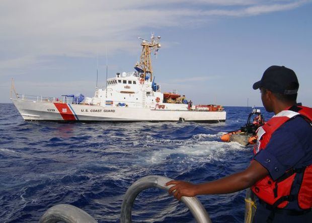 Guardia Costera en Puerto Rico repatría a 46 migrantes dominicanos ilegales.