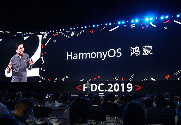 El gigante chino de las telecomunicaciones Huawei, amenazado con perder su acceso a Android debido a las sanciones estadounidenses, presentó este viernes un nuevo sistema de explotación que debe equipar sus teléfonos móviles y 'aportar más armonía al mundo'.