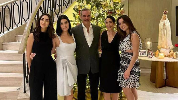 El presidente Abinader, junto a su esposa la Primera Dama Raquel Arbaje y sus hijas: Adriana Margarita Abinader Arbaje, Esther Patricia Abinader Arbaje, Graciela Lucía Abinader Arbaje