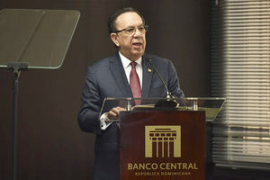 Abinader ratifica a Valdez Albizu como gobernador del Banco Central