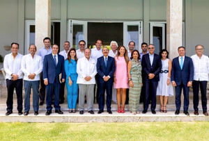 Presidente Medina se reúne con los más importantes hoteleros del Este