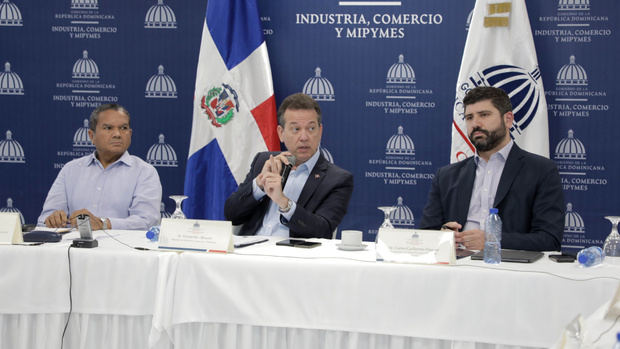 Víctor -Ito- Bisonó, aprobó la instalación de 10 empresas, con una inversión proyectada de RD$ 887.5 millones.
