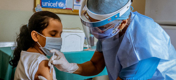 Paulina, 10, recibe una vacuna distribuida por UNICEF en Venezuela.