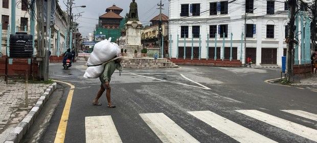 Un hombre cargando un bulto en Kathmandu, Nepal.