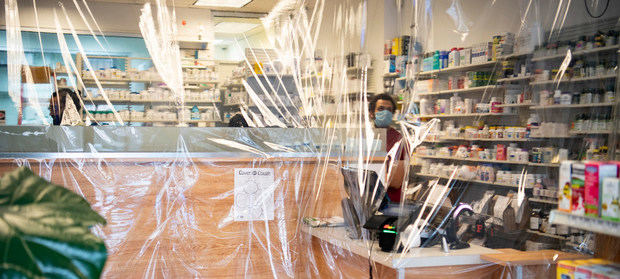 Una farmacia en Nueva York utiliza paneles de plástico como medida de protección contra el Covid-19.