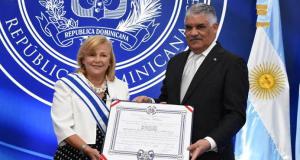 Vargas condecora a la embajadora saliente de Argentina en el país
