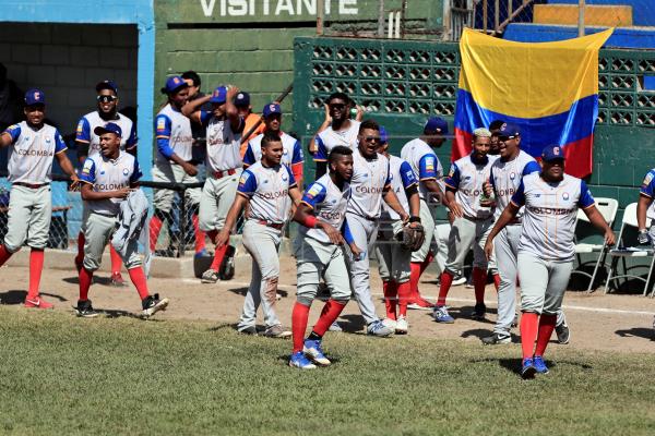 Jugadores de Colombia celebran en el Panamericano de Béisbol Sub-23, en el estadio Héctor Cochi Sosa de Tegucigalpa (Honduras). 