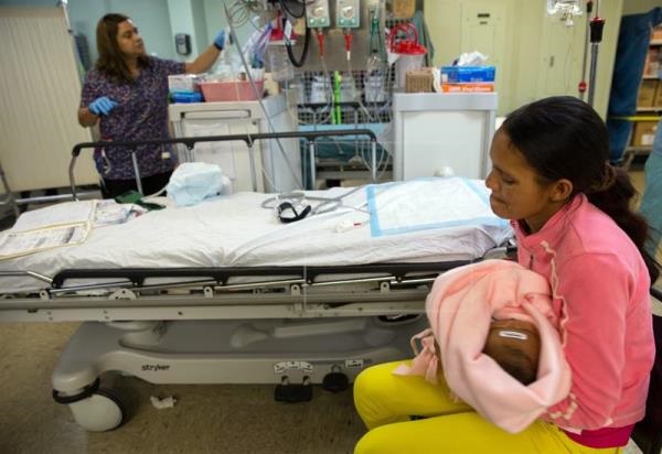 Madre con niño en hospital