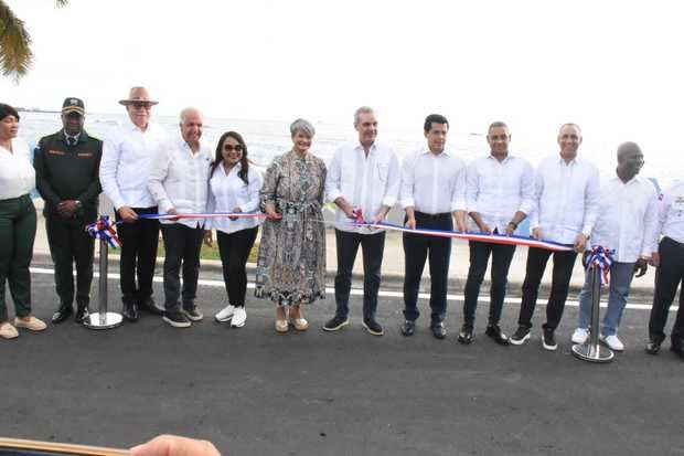 El presidente Luis Abinader y el ministro de Turismo, David Collado, entregaron este sábado el remodelado malecón de  San Pedro de Macorís