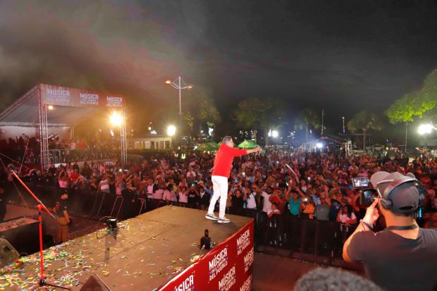 Miles de capitaleños disfrutan de una noche mágica con música, baile y cena navideña