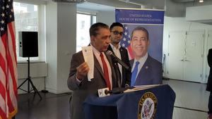 Adriano Espaillat, de 43 congresistas latinos, enfrenta la retórica de Trump