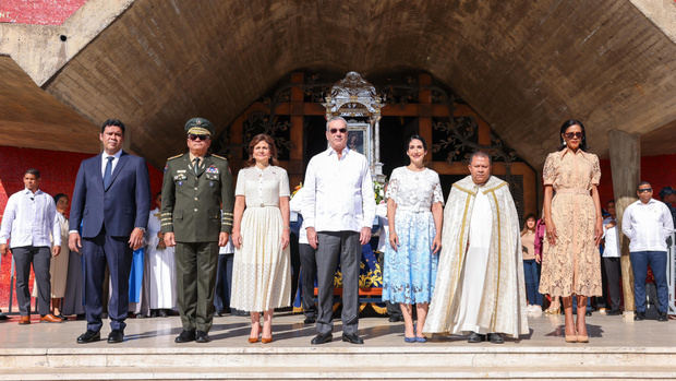 El presidente Abinader acompañado de su esposa, la primera dama Raquel Arbaje, y de la vicepresidenta Raquel Peña.