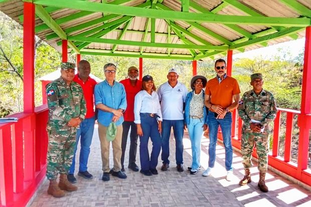 El Coronel Nelson de Jesús Viloria y el Lic. Santana visitaron proyectos agropecuarios en Elías Piña .