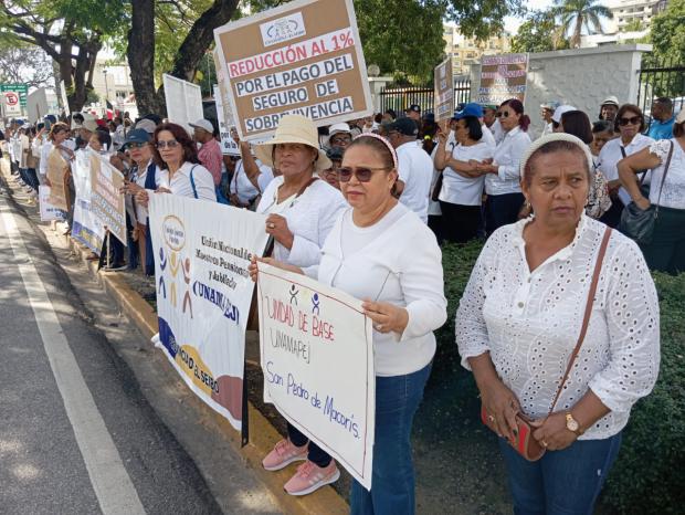 Maestros Pensionados y Jubilados se concentran frente al MINERD