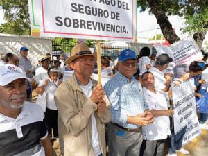 Maestros Pensionados y Jubilados se concentran frente al MINERD