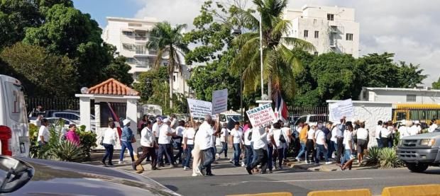 Maestros Pensionados y Jubilados se concentran frente al MINERD