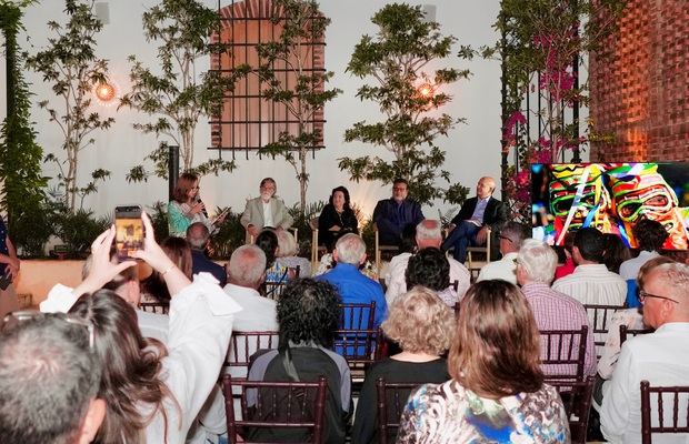 En el evento se analizó la permanencia de elementos taínos en comparsas, vestuarios
y danzas del carnaval.